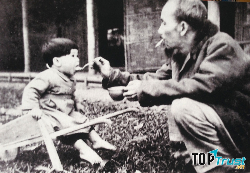 Bác Hồ bón cơm cho cháu bé khi đến thăm một trại nhi đồng ở Việt Bắc, năm 1950.