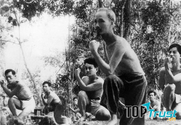 Hình ảnh Bác Hồ tập võ cùng các cảnh vệ.