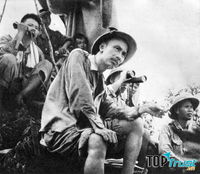 Là người sáng lập và lãnh đạo Quân đội Nhân dân Việt Nam, Hồ Chủ tịch đã theo dõi mặt trận suốt thời gian chiến dịch Biên giới năm 1950.