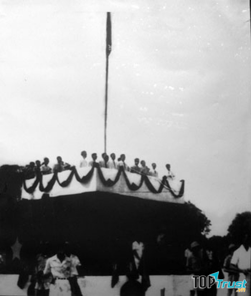 Quảng trường Ba Đình xưa là cửa phía Tây của thành cổ Hà Nội. Khi thực dân Pháp chiếm Hà Nội đã phá thành vào năm 1894 và tại cổng phía Tây này, Pháp cho xây một vườn hoa nhỏ gọi tên là Puginier.