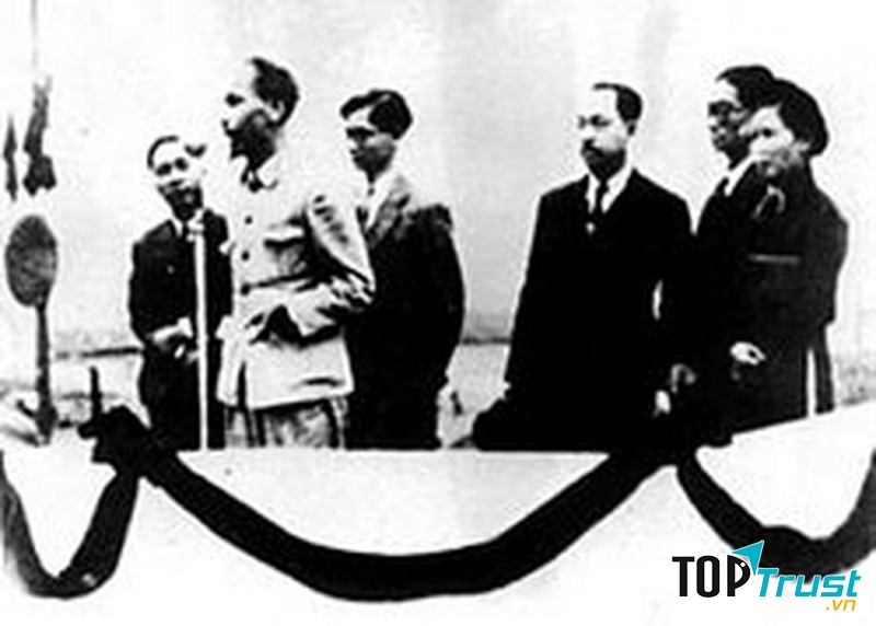 Lễ đài Độc lập trên Quảng trường Ba Đình Hà Nội do kiến trúc sư Ngô Huy Quỳnh thiết kế năm 1945 (ảnh chụp lại)