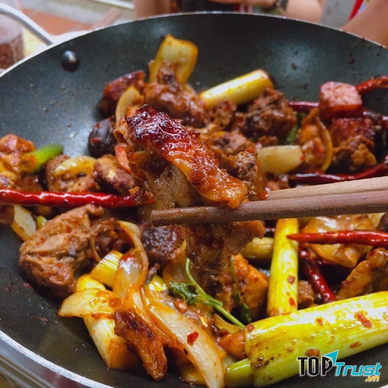 Lẩu gà khô cay ở H' Mông quán (nguồn group Ghiền Đà Lạt)