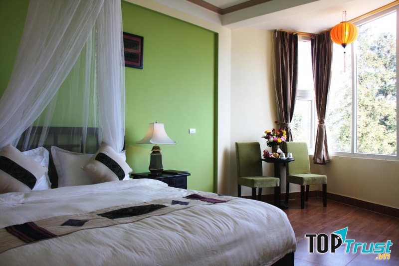 Không gian phòng nghỉ khách sạn nhẹ nhàng, thoải mái.