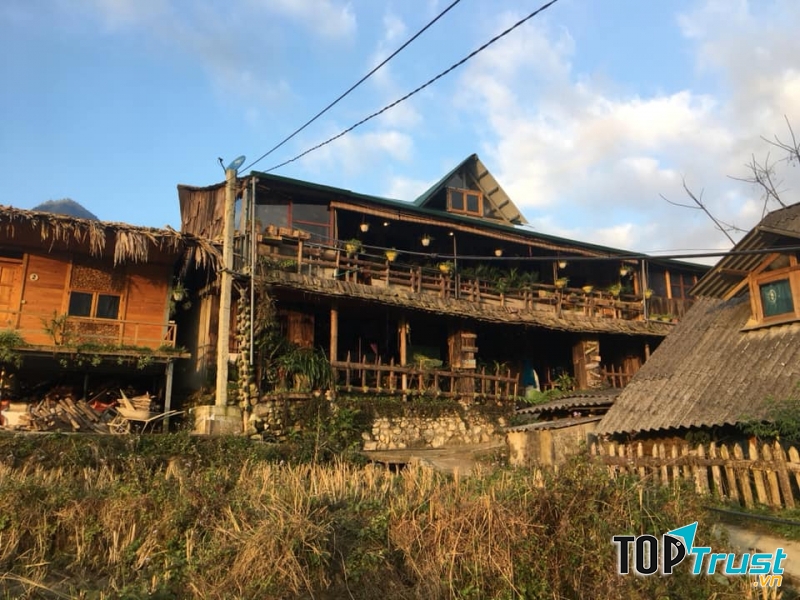 H’mong The Hill Homestay được thiết kế theo kiểu nhà sàn kết phong cách truyền thống dân tộc Tày Tây Bắc với phong cách hiện đại