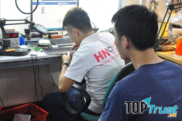 Giám sát trực tiếp học viên sửa laptop