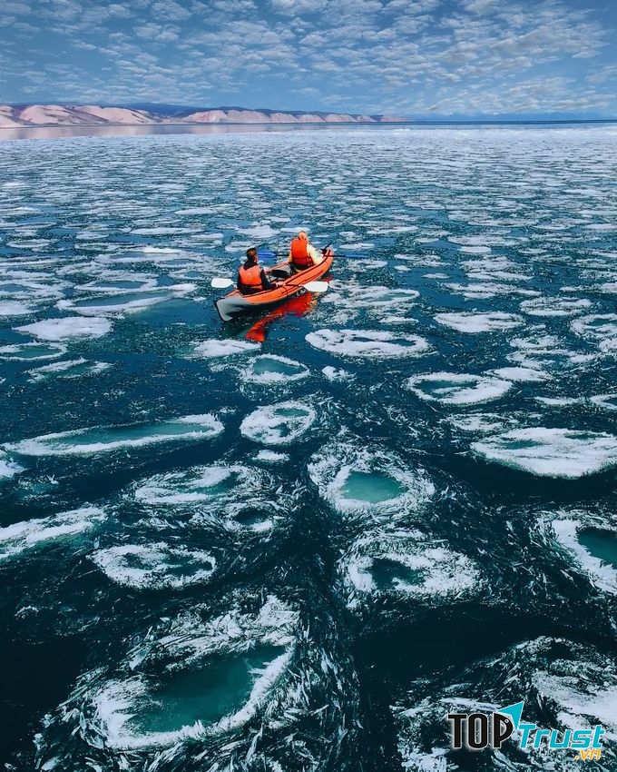 Hồ Baikal thuộc lãnh thổ Nga, rộng lớn tới mức có thể đủ nước cho cả nhân loại dùng trong 1/4 thế kỷ.