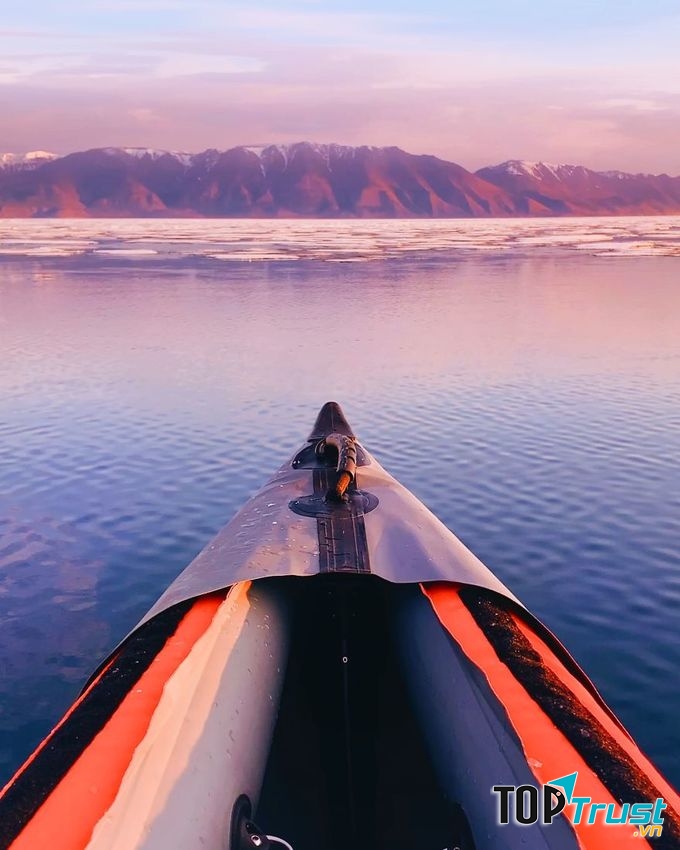 Hồ Baikal thuộc lãnh thổ Nga, rộng lớn tới mức có thể đủ nước cho cả nhân loại dùng trong 1/4 thế kỷ.