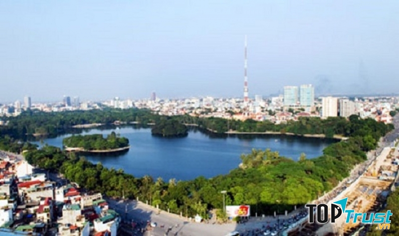Quanh hồ có hệ thống cây xanh vô cùng phong phú