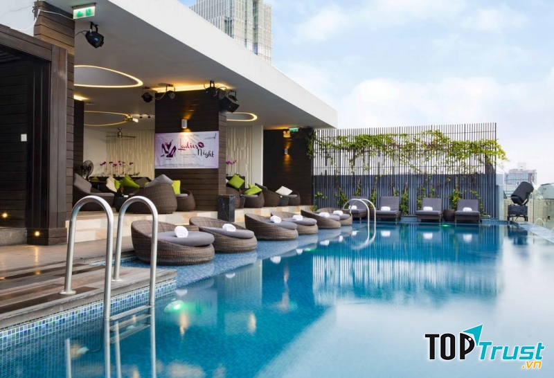 Hồ bơi Liberty Central Saigon Riverside cung cấp đầy đủ các dịch vụ mà du khách cần.