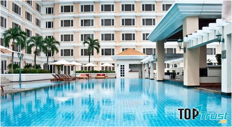 Nếu bạn cực kỳ yêu thích bơi lội và mong muốn tìm được một hồ bơi rộng rãi, sang trọng mà vẫn đảm bảo không gian riêng cho bản thân thì hồ bơi 5 sao của khách sạn Equatorial hội tụ đầy đủ những yếu tố này