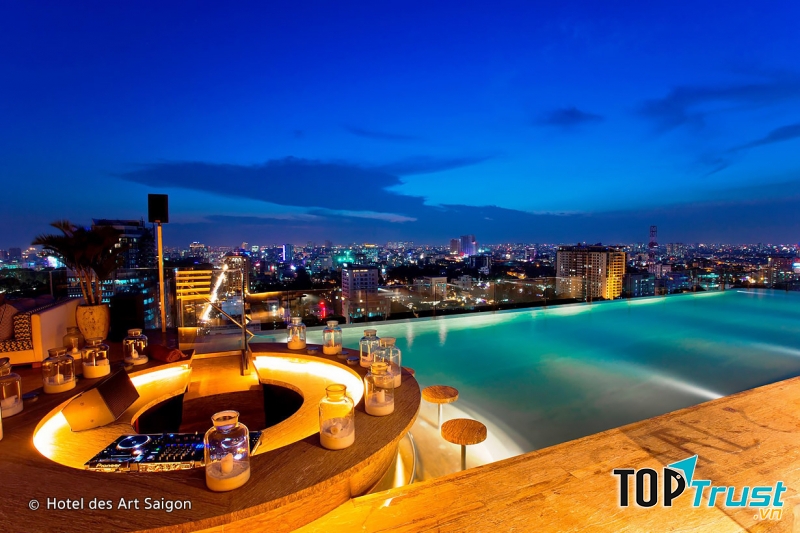 Hồ bơi ở tầng 24 của Hotel Des Arts nằm ở trung tầm Sài Gòn là một trong những hồ bơi có quán bar được yêu thích nhất.
