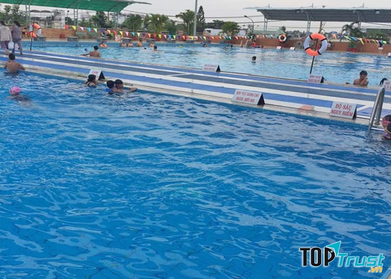 Đường bơi của người lớn rộng rãi, thỏa thích bơi lội