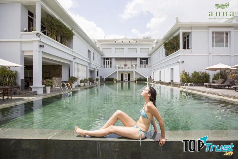 Hồ bơi nước tràn ngoài trời tại đây có diện tích 27m được thiết kế hòa mình với thiên nhiên cùng với cây cỏ