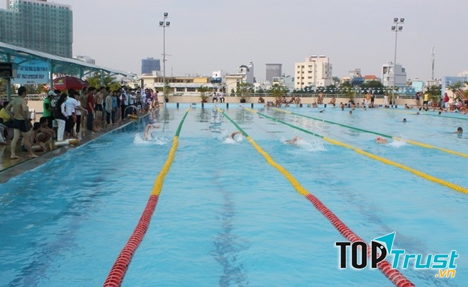 Đường bơi của người lớn rộng rãi, thỏa thích bơi lội