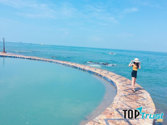 Hồ bơi tại Bình An Village Resort