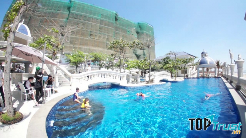 Hồ bơi siêu đẹp tại Lan Rừng Resort