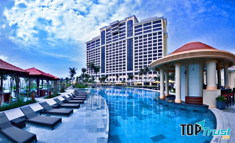 Hồ bơi ở The Grand Hồ Tràm Strip
