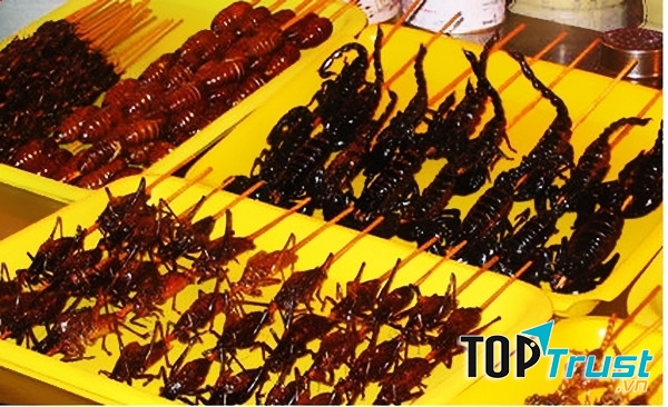 Các món côn trùng nướng tại chợ Tịnh Biên (An Giang)