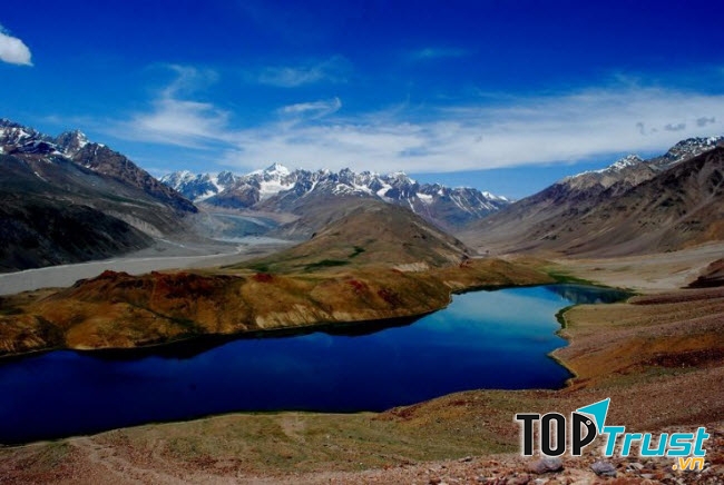Hồ Chandra Taal nằm ở thung lũng Spiti