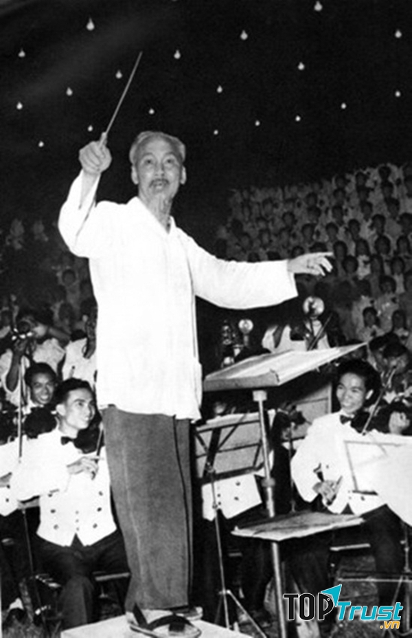 Bác bắt nhịp bài ca Kết đoàn. (Ảnh: Lâm Hồng Long/TTXVN)