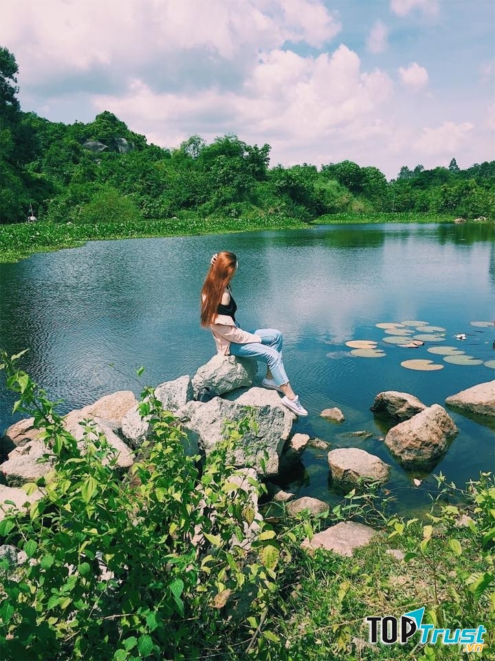 Một bạn trẻ đang thích thú tạo dáng trên những phiến đá tại hồ Latina