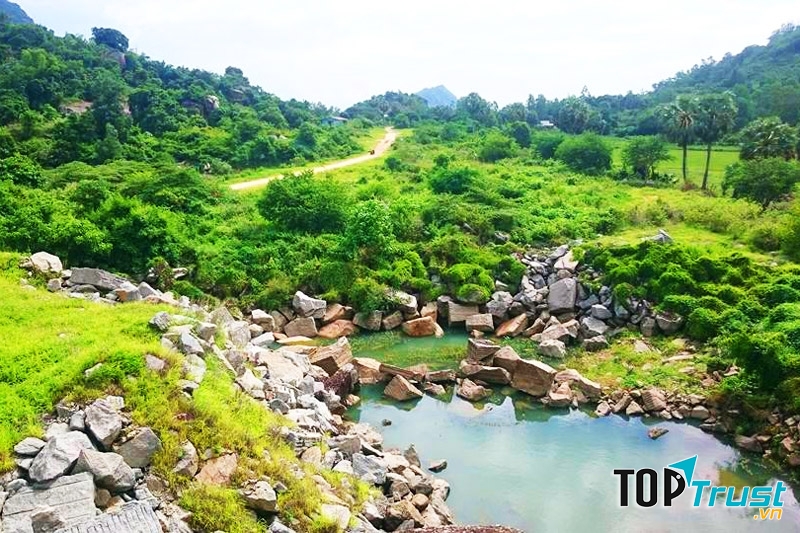 Xung quanh bờ hồ là trăm ngàn phiến đá bạc với đủ kích thước và hình thù, du khách có thể ngồi trên phiến đá và thả chân đùa giỡn cùng dòng nước mát rượi. Nước trong hồ không quá sâu, bạn có thể ngắm nhìn đến tận đáy hồ.