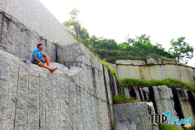 Đặt chân tới Latina, nhiều bạn trẻ sẽ thỏa sức sống ảo, rồi nằm thả mình trên những tảng đá, tận hưởng thiên nhiên khí trời hòa quyện.