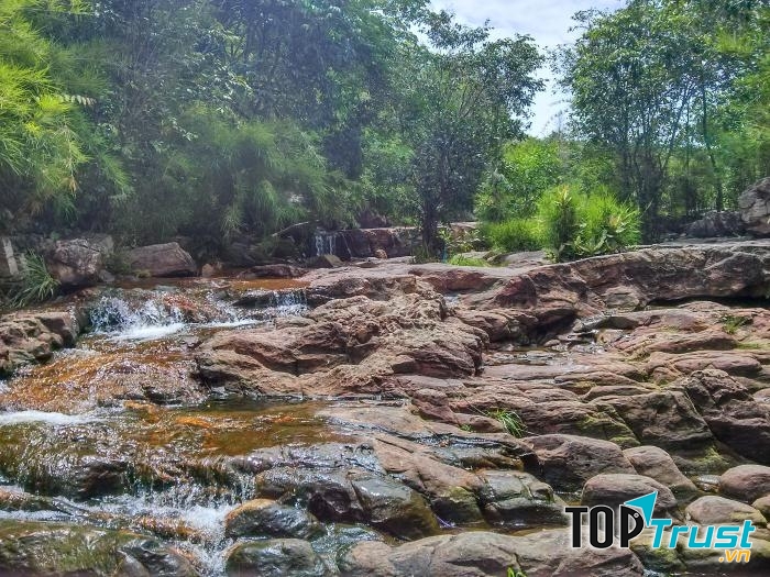 Khu vực núi Cậu còn có dòng suối Trúc len qua từng khe đá, róc rách chảy, trong veo