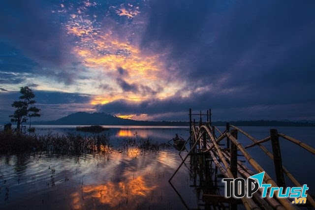 Hoàng hôn trên Hồ Ea Snô