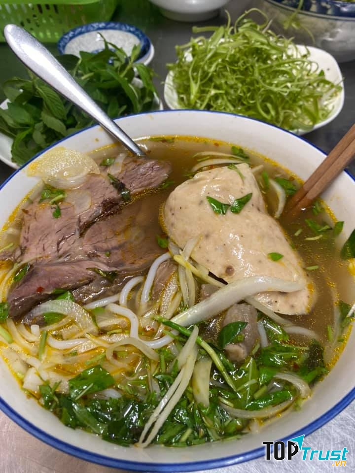 Bún bò ở đây được yêu thích bởi hương vị nước lèo đặc trưng đậm chất gốc Huế.