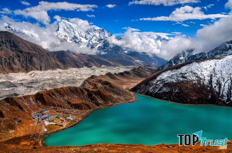 Hồ Gokyo Cho nằm trong hệ thống hồ Gokyo thuộc vườn quốc gia Sagarmatha ở Nepal