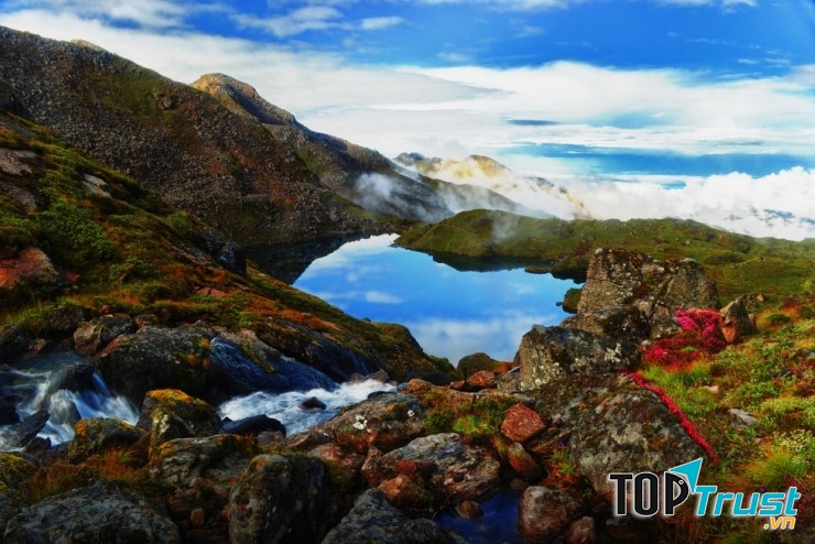 Hồ Gosaikunda là một trong những hồ nước đẹp kỳ diệu trên dãy núi Himalayas