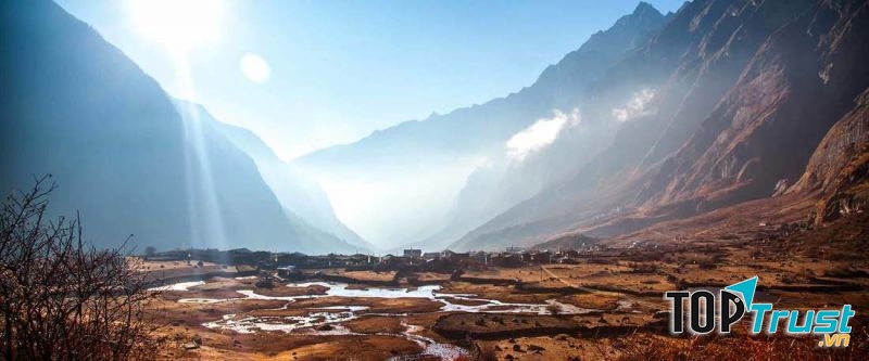 Hồ Gosaikunda cũng được coi là hồ thánh linh thiêng