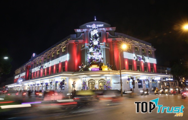 Trung tâm thương mại Tràng Tiền nằm trên phố đi bộ Hồ Gươm về đêm