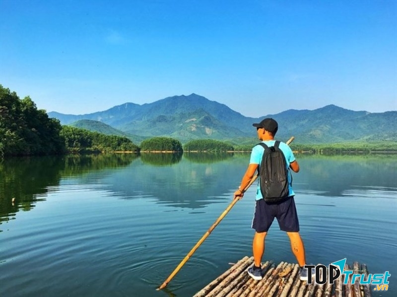 Phong cảnh nơi đây như một bức tranh thủy mặc và bạn có thể tha hồ sống ảo với những bức hình lung linh.