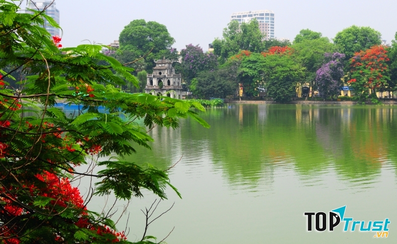 Một góc hồ Hoàn Kiếm.