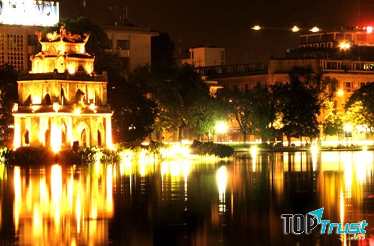 Khung cảnh tuyệt đẹp của Hồ Hoàn Kiếm trong đêm giao thừa