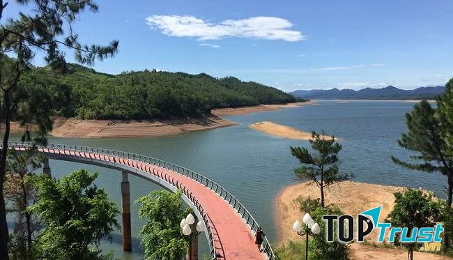 Cầu trên hồ có hình dáng cong như tôm