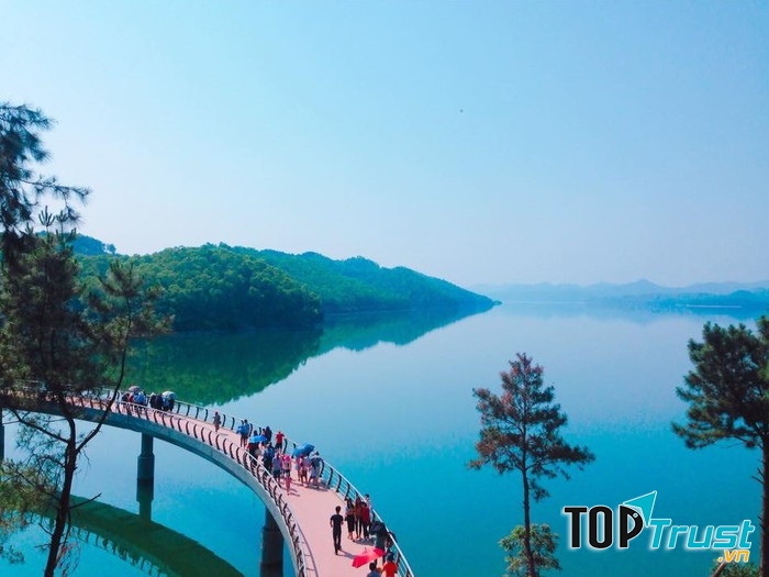 Cây cầu cong cong dẫn vào đền thờ Lê Duẩn là góc sống ảo tuyệt diệu