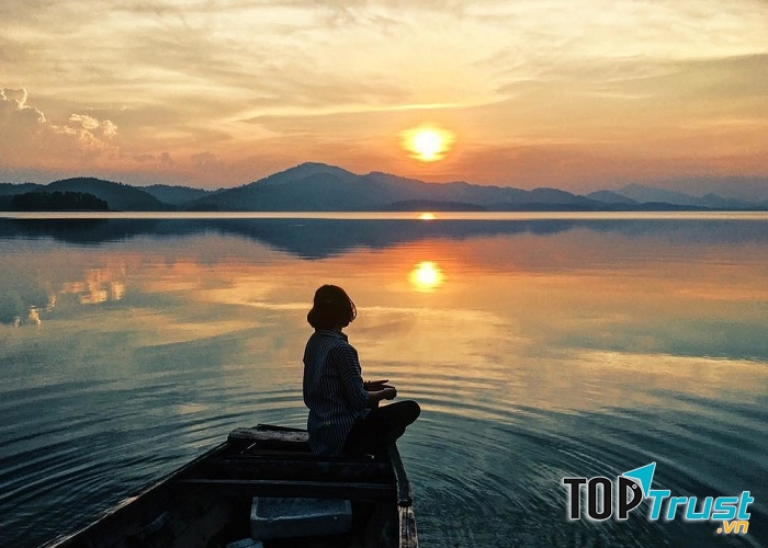 Hoàng hôn bề hồ Kẻ Gỗ