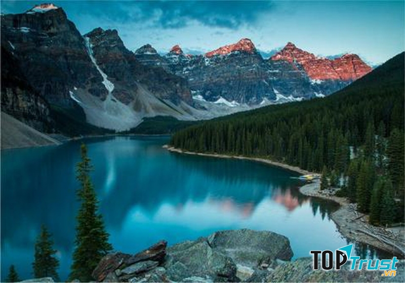 Sự kết hợp hoàn hảo giữa hồ Moraine nên thơ và các núi đá hùng vĩ