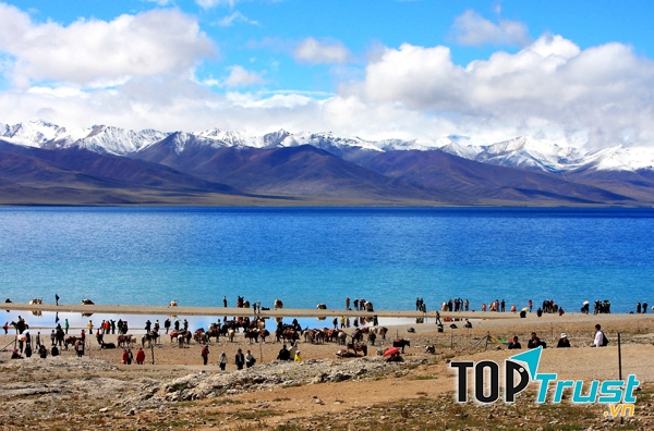 Hồ Namtso giống như một tấm gương khổng lồ phản chiếu đất trời của tự nhiên