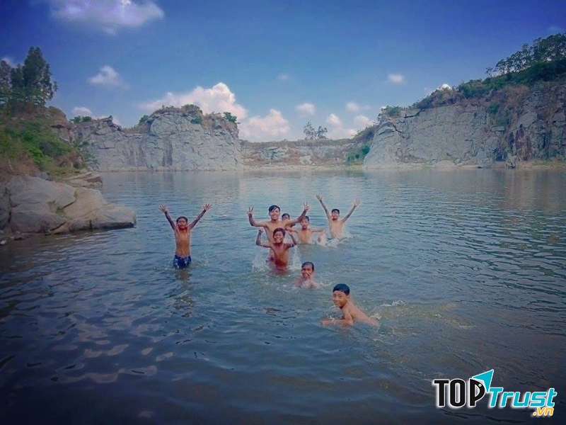 Các bạn nhỏ thích thú nô đùa bên dòng nước mát tại hồ đá Cô Tô