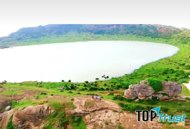 Hồ nước được hình thành trên miệng núi lửa đã ngừng hoạt động