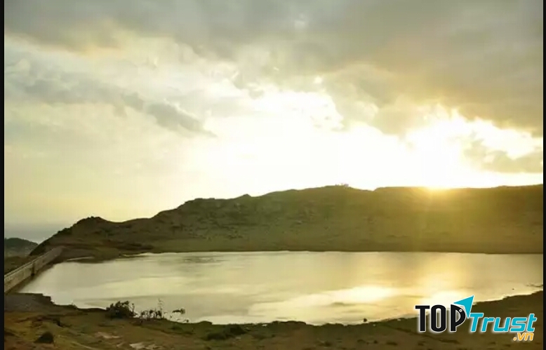 Ở trên cao nhìn xuống hồ nước ngọt