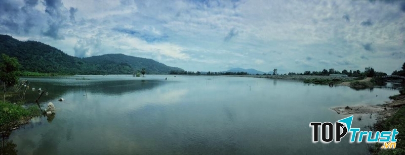 Toàn cảnh mặt hồ tĩnh lặng và xanh mát