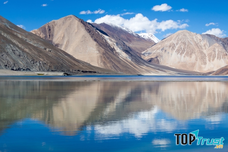 Hồ Pangong Tso nằm ở độ cao 4.350m so với mực nước biển trên dãy Himalayas