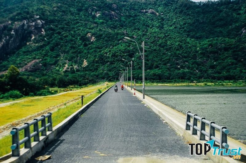 Con đường nhỏ chạy dài dọc theo hồ Soài Chek phía xa là dãy Phụng Hoàng Sơn