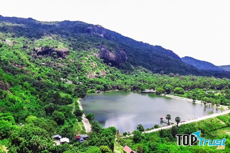 Toàn cảnh hồ Soài So với làn nước trong xanh giữa xung quanh núi đá cây cối bao phũ