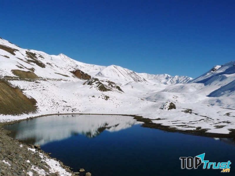 Hồ Suraj Tal thuộc Ấn Độ là một hồ chứa đầy băng, quanh năm có tuyết rơi